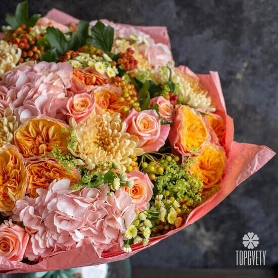 Букет из роз, гортензий и хризантем
