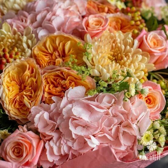 Букет из роз, гортензий и хризантем