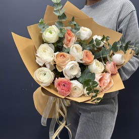 Букет из 17 ранункулюсов 