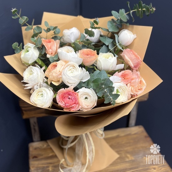 Букет из 17 ранункулюсов 