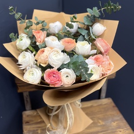 Букет из 17 ранункулюсов 