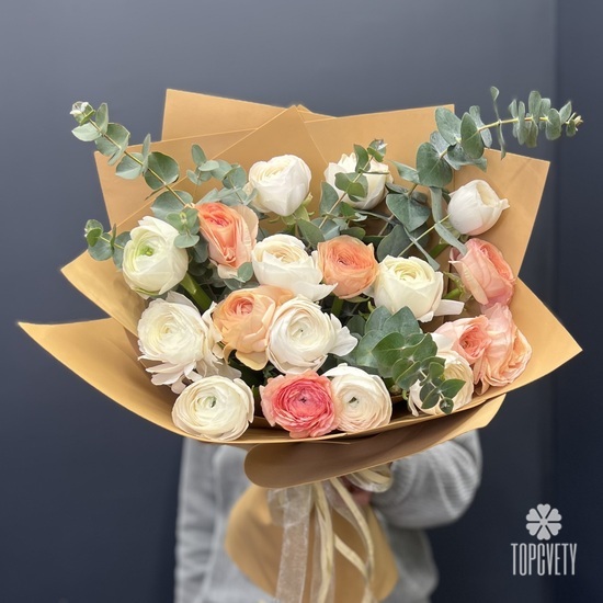 Букет из 17 ранункулюсов 