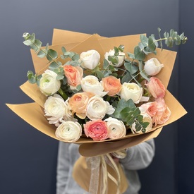 Букет из 17 ранункулюсов 