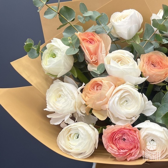 Букет из 17 ранункулюсов 