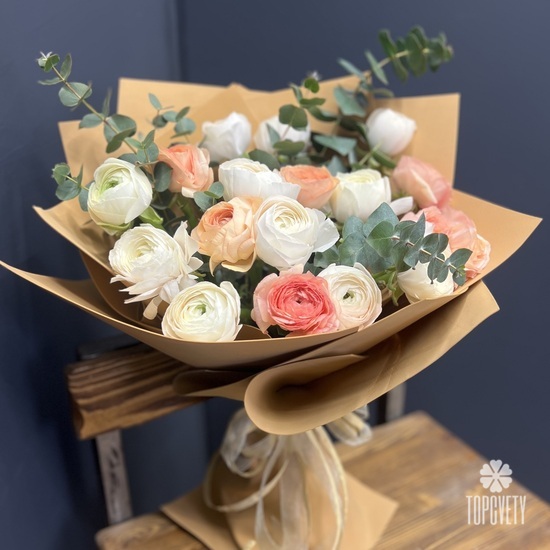 Букет из 17 ранункулюсов 