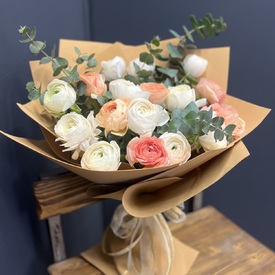 Букет из 17 ранункулюсов 