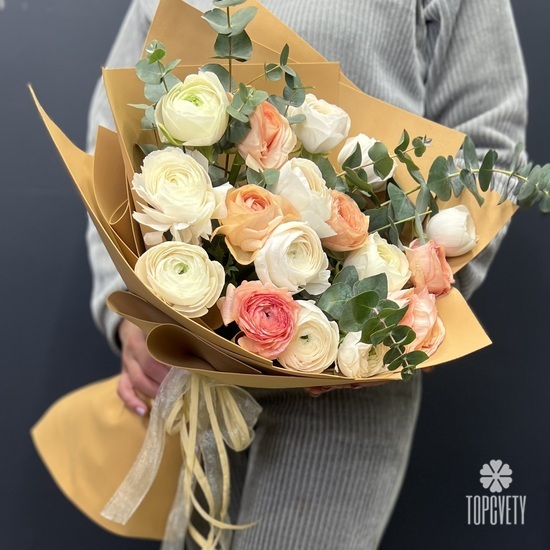 Букет из 17 ранункулюсов 