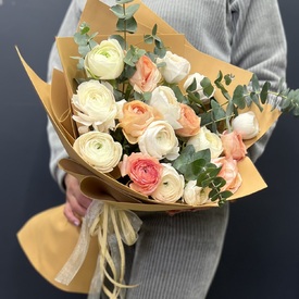 Букет из 17 ранункулюсов 