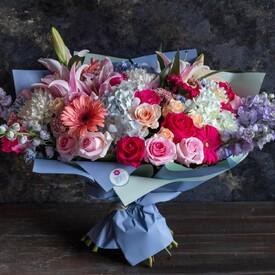 Букет из роз, гортензий и гербер