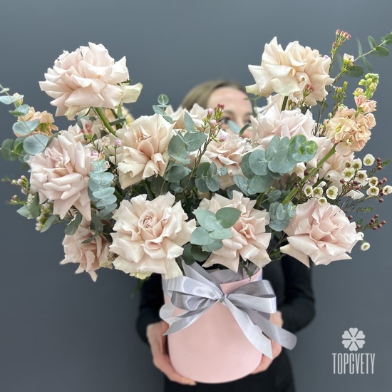 Композиция из 15  розовых роз в коробке