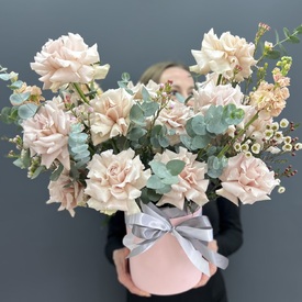 Композиция из 15  розовых роз в коробке