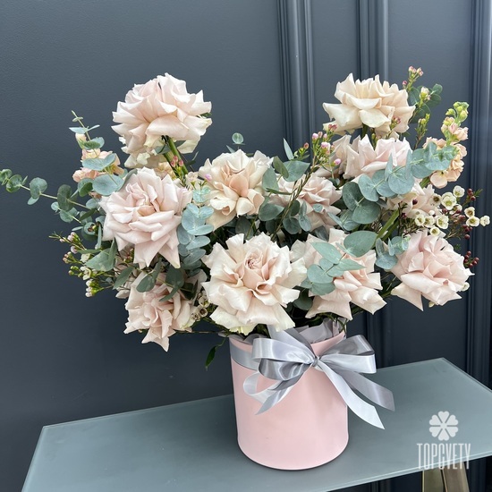 Композиция из 15  розовых роз в коробке