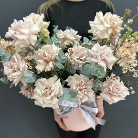 Композиция из 15  розовых роз в коробке