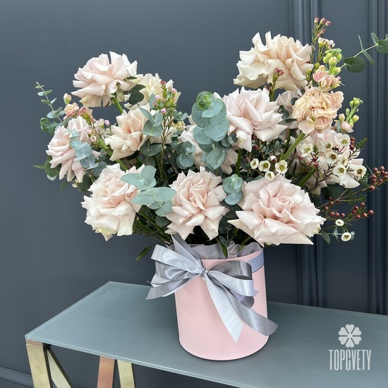 Композиция из 15  розовых роз в коробке