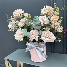 Композиция из 15  розовых роз в коробке