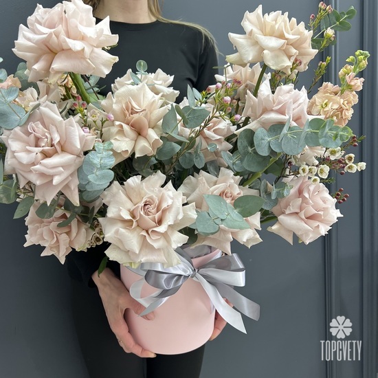 Композиция из 15  розовых роз в коробке