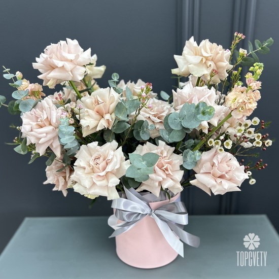 Композиция из 15  розовых роз в коробке