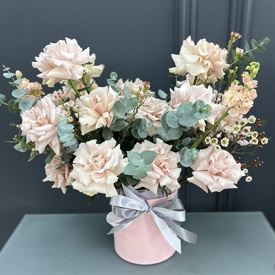 Композиция из 15  розовых роз в коробке