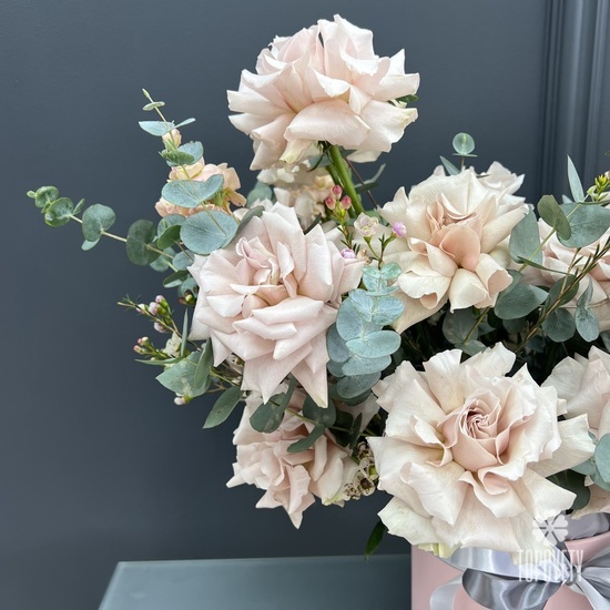 Композиция из 15  розовых роз в коробке