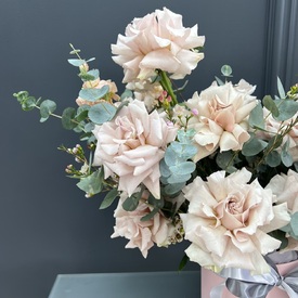 Композиция из 15  розовых роз в коробке