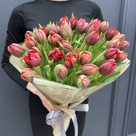 Букет из 51 красного пионовидного тюльпана