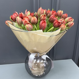 Букет из 51 красного пионовидного тюльпана