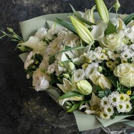 Букет из лилий, гортензий, роз и хризантем