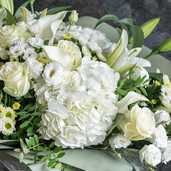 Букет из лилий, гортензий, роз и хризантем