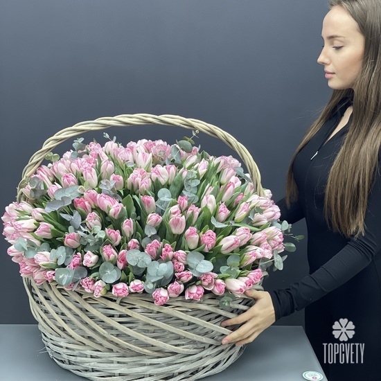 Букет из 251 розового пионовидного тюльпана в корзине
