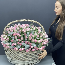 Букет из 251 розового пионовидного тюльпана в корзине