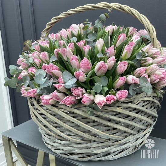 Букет из 251 розового пионовидного тюльпана в корзине
