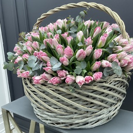 Букет из 251 розового пионовидного тюльпана в корзине