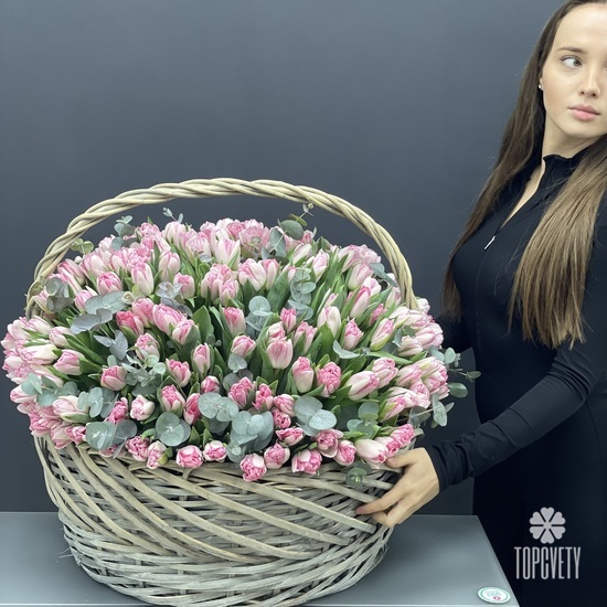 Букет из 251 розового пионовидного тюльпана в корзине