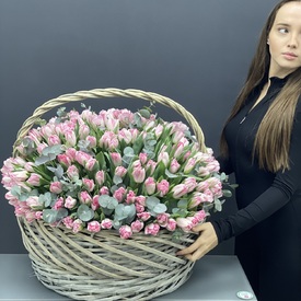 Букет из 251 розового пионовидного тюльпана в корзине