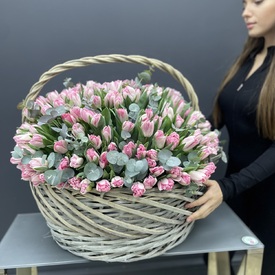Букет из 251 розового пионовидного тюльпана в корзине