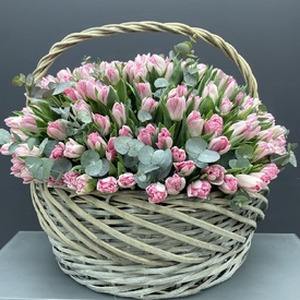 Букет из 251 розового пионовидного тюльпана в корзине