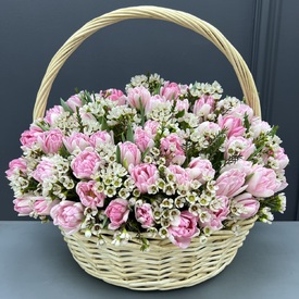 Корзина из 101 пионовидного тюльпана