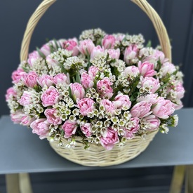 Корзина из 101 пионовидного тюльпана