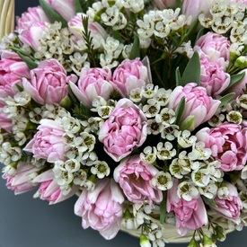 Корзина из 101 пионовидного тюльпана