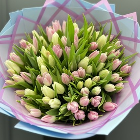 Букет из 101 розовых и белых тюльпанов