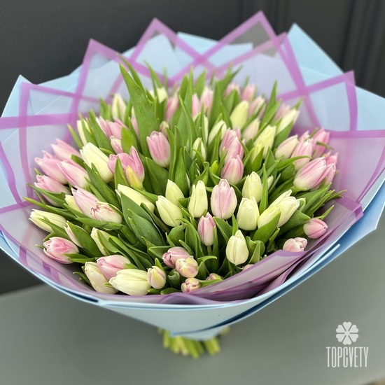 Букет из 101 розовых и белых тюльпанов