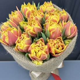 Букет из 15 пионовидных тюльпанов