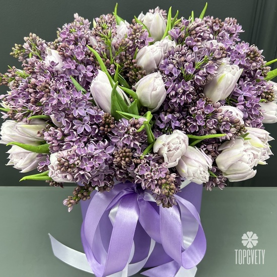 Букет из тюльпанов и сирени в шляпной коробке