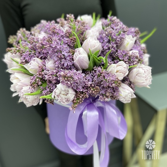 Букет из тюльпанов и сирени в шляпной коробке