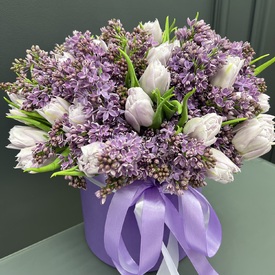 Букет из тюльпанов и сирени в шляпной коробке