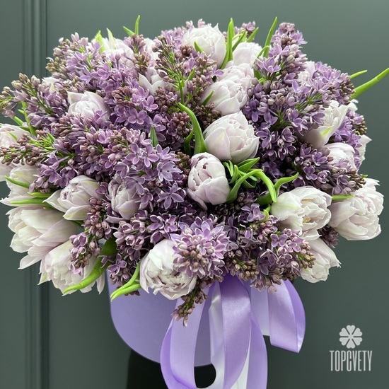 Букет из тюльпанов и сирени в шляпной коробке