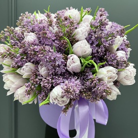 Букет из тюльпанов и сирени в шляпной коробке