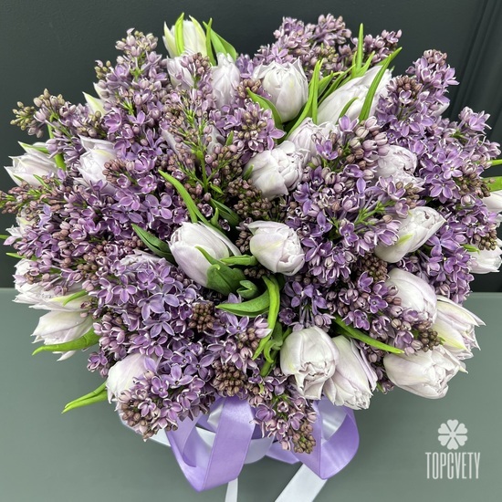 Букет из тюльпанов и сирени в шляпной коробке