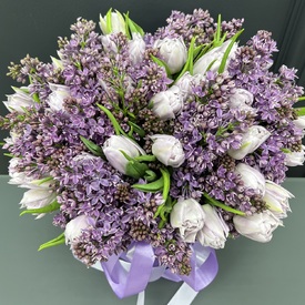 Букет из тюльпанов и сирени в шляпной коробке