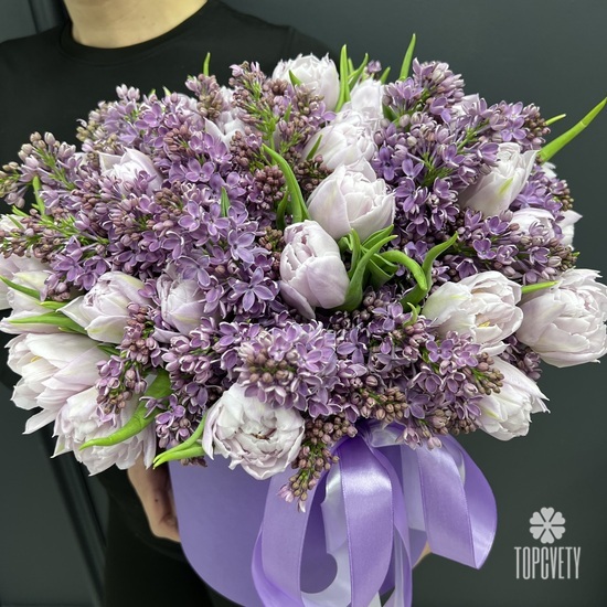 Букет из тюльпанов и сирени в шляпной коробке